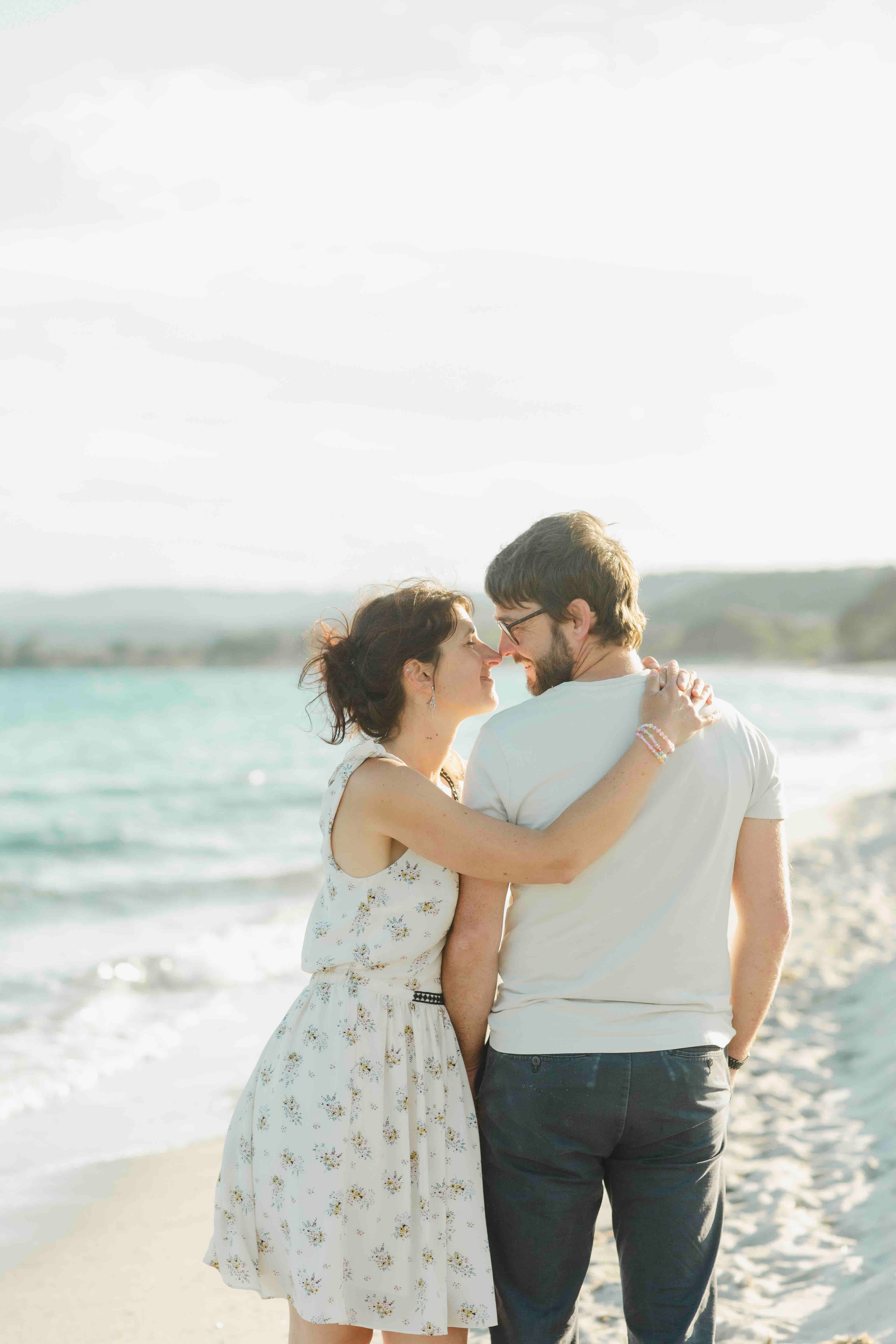 Juliet et Valentin enlacés sur la plage, front contre front